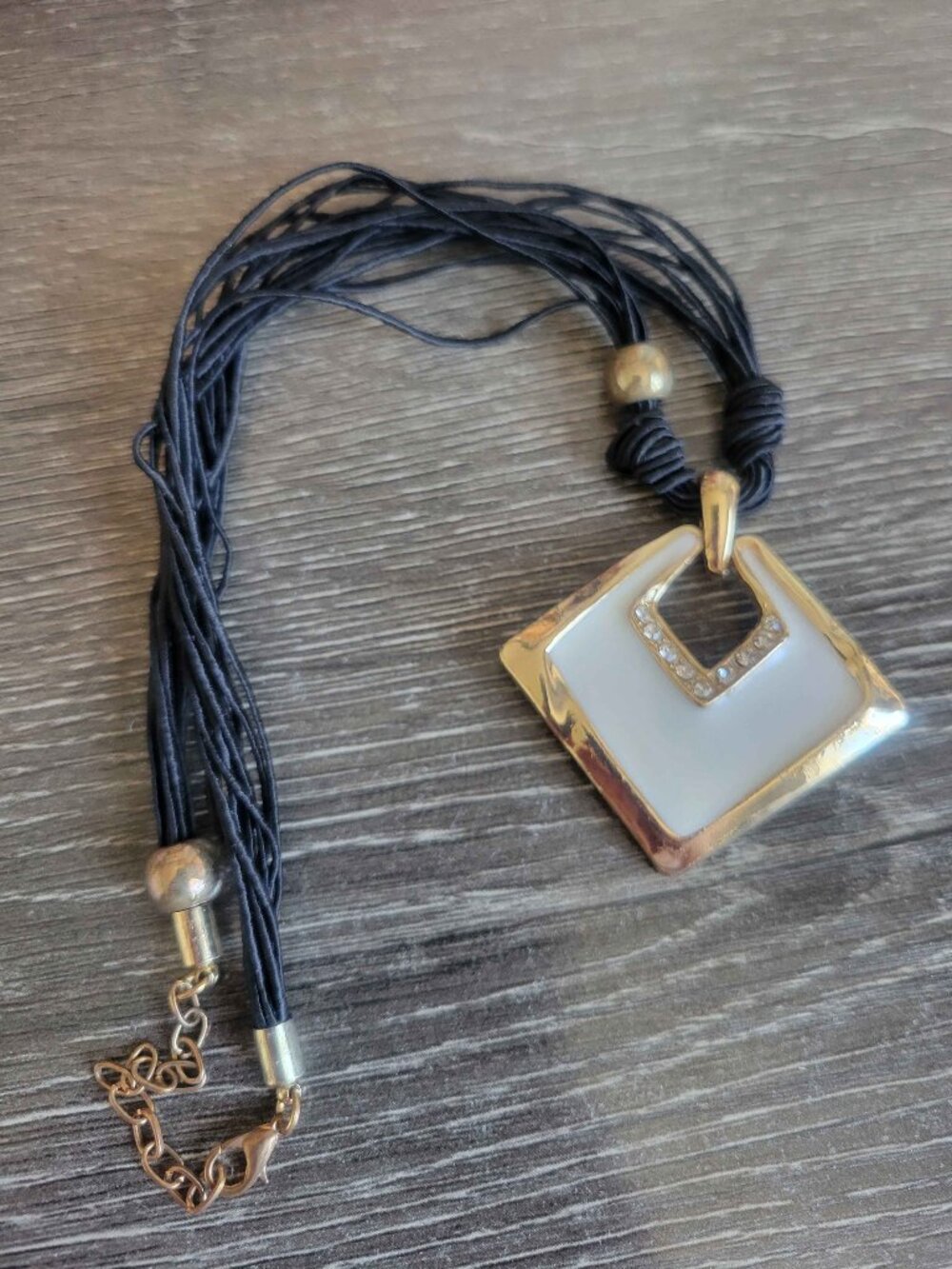 NO BRAND white enamal square gold-tone necklace with rhinestones